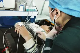 和车相伴 他们是患者转运途中的守护神图片