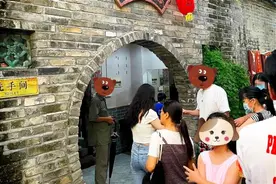 东莞一女子景点内上厕所，一条蛇突然“从天而降”图片