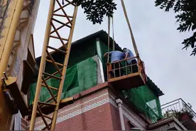 接诉即办｜“慢”拆违，“柔”执法，居民楼顶层的违建拆除了图片