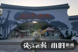 热到发懵，22岁小伙却来杭当“小丑”！一句话感动所有人图片