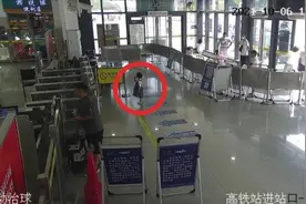 心真大！夫妻吵架，竟将4岁女儿单独丢在高铁站图片