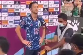 0比1负于沙特后，日本队球员接受采访遭沙特球迷嘲讽……图片