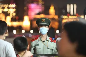 为国庆执勤武警摄影并送去照片的爷爷，您在哪里？最可爱的人在找您图片