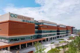 机器人发药、自助采血……华西天府医院有多智慧？图片