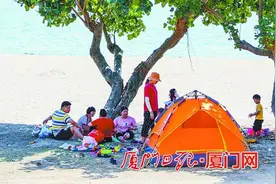 厦门刮起海边露营野餐风，户外用品卖断货图片