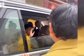 破防！国庆返程男孩大哭道别并将钱丢回奶奶，网友：一看感情就很深图片