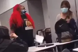 美国一中学教师摘下口罩，故意冲学生哈气，还大喊“我不在乎”图片