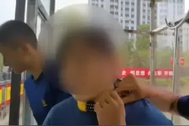 江苏一4岁熊孩子用密码锁锁住妈妈脖子，还改了密码，妈妈无奈挂着锁去消防站求助图片