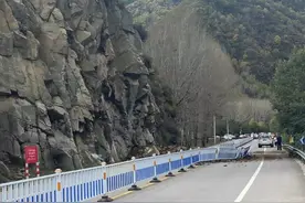 五台山景区西线发生山体滑坡，公路封闭！游客称石块砸到路面图片