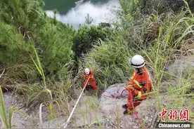 两男子骑摩托车翻下70米山崖 失联2日后获救送医图片