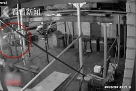 女子凌晨回家被尾随 听到声音迅速关门躲过一劫图片