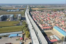 国庆节期间，哈尔滨市老机场路高架桥紧锣密鼓建设中图片