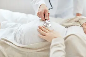 43岁失独妈妈再次怀孕却因加班过多流产，律师：用人单位行为构成侵权图片