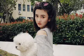 宋祖儿抱狗狗楼下吹风生活气息满满 灰毛衣搭黑色牛仔裤随性利落图片