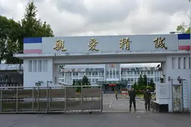 台湾新兵入伍10天就反悔，在外以尿急为由趁机逃跑图片