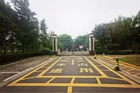 快评丨同一小区被铁门隔为别墅区和高层区，这是“富人的歧视”吗？图片