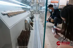 电影《长津湖》热映，民众参观“纪念中国人民志愿军抗美援朝出国作战70周年主题展览”图片