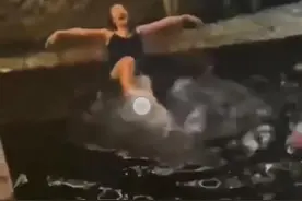 女游客穿泳装在丽江古城石榴井戏水，还喊“好爽啊”，辩称“酒后失控”图片