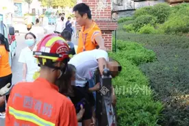 男孩卡乐星球内爬围栏，手臂被刺穿！挂在上面20分钟图片