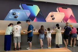 iPhone13创最长等待期，深圳富士康急招20万人赶工：你国庆野外露营，我流水线上拧螺丝图片