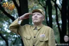踏遍来凤山水，还原平凡英雄人生！国庆期间，张富清的故事让全国观众泪崩了图片