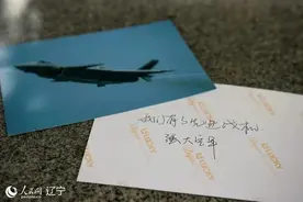 在杨根思烈士墓前放歼15模型的沈阳市民，找到了！图片