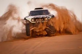 2021年摩洛哥拉力赛举行 参赛者在沙漠狂飙试车图片