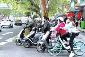 河南降温来得太突然 小伙伴们别硬挺，该穿秋裤了图片