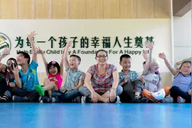 情怀｜她是盲童的眼睛图片