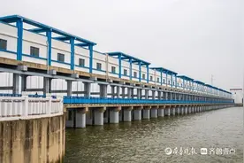东平湖向南四湖分洪！二闸55孔全开，过闸流量增一倍图片