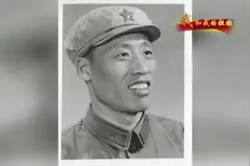 这个敬礼看哭了！父亲失去双手双腿，女儿帮他祭奠牺牲战友图片