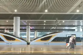 高铁8号和9号车厢不相通？官方辟谣来了！图片