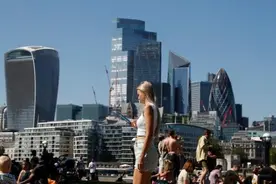 英国放宽47个国家和地区旅行入境限制视频封面