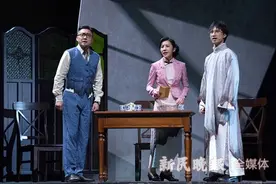 绚丽舞台上，英雄的黑白照片最亮眼 音乐剧《忠诚》首登上音歌剧院图片