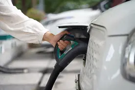 新能源汽车也有“成长的烦恼”：节假日高速充电“堵车”引热议图片