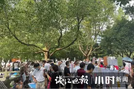 杭州空少国庆被催婚，年度相亲进度条已不足，杭州万松书院今天人太多了图片