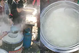 山西面馆老板现场架锅，为受灾村民煮卤面：想让大家吃口热的图片