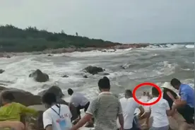 12岁男孩被海浪卷走，民警游客接力跳海营救视频封面