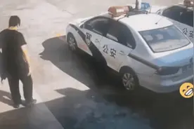 民警跌倒后，摔笑自己摔疼网友……图片