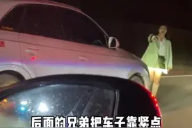 四川美女霸气阻拦逆行插队车辆，有人质疑炒作，当事人：不在乎，对得起内心图片