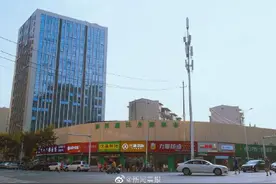菜场阿姨把菜切好卖给年轻人，吸引了大量年轻顾客前来购买图片