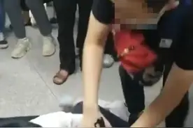 “鞋子脱下来，你的摄像头在鞋子里对伐！”上海地铁一男子偷拍女生裙底，被民警抓现行→图片