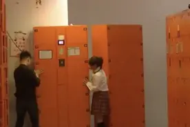 室内乐园鞋柜突然倒下 七旬老人手指被砸断……视频记录惊险瞬间图片