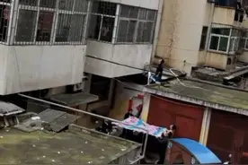 巩义外卖小哥爬楼托举救女娃，网友称他是“中国飞侠”图片