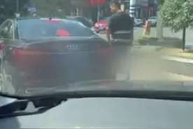 破防！不舍姐姐远嫁 弟弟追着婚车不停抹眼泪...图片