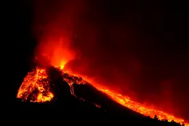 西班牙：老昆布雷火山持续喷发图片