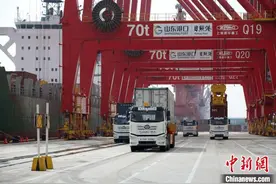 山东港口日照港正式启用全球首个顺岸开放式全自动化集装箱码头图片