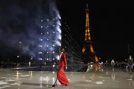 水汽氤氲的午夜巴黎，看圣罗兰女郎锦衣夜行图片