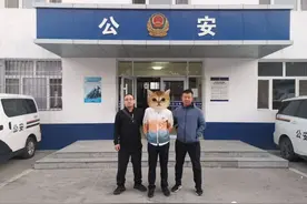 太猖狂！一人摘掉车牌来康巴什盗窃图片