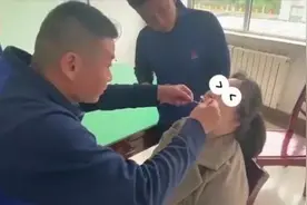 吃货请小心！女子吃田螺被吸住嘴唇图片